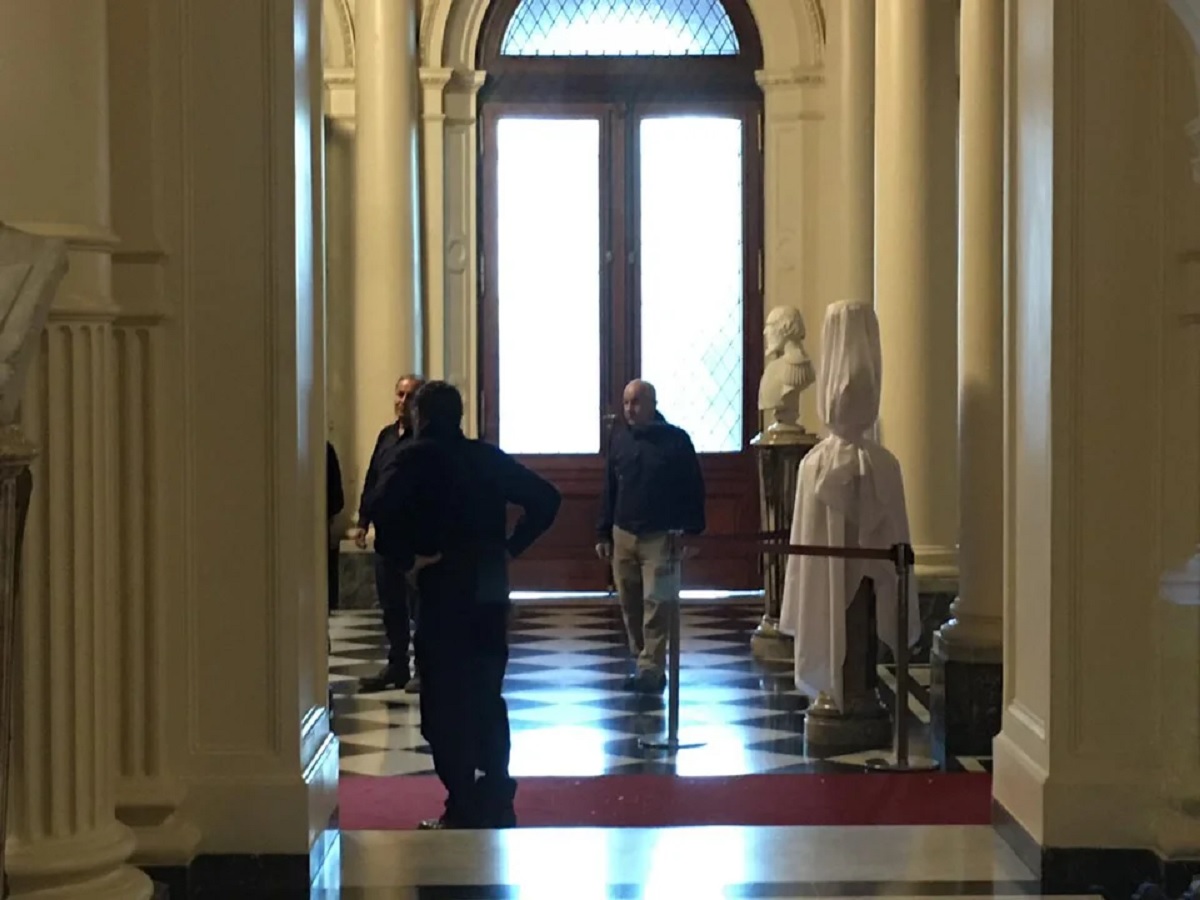 El busto de Menem que será inaugurado mañana.