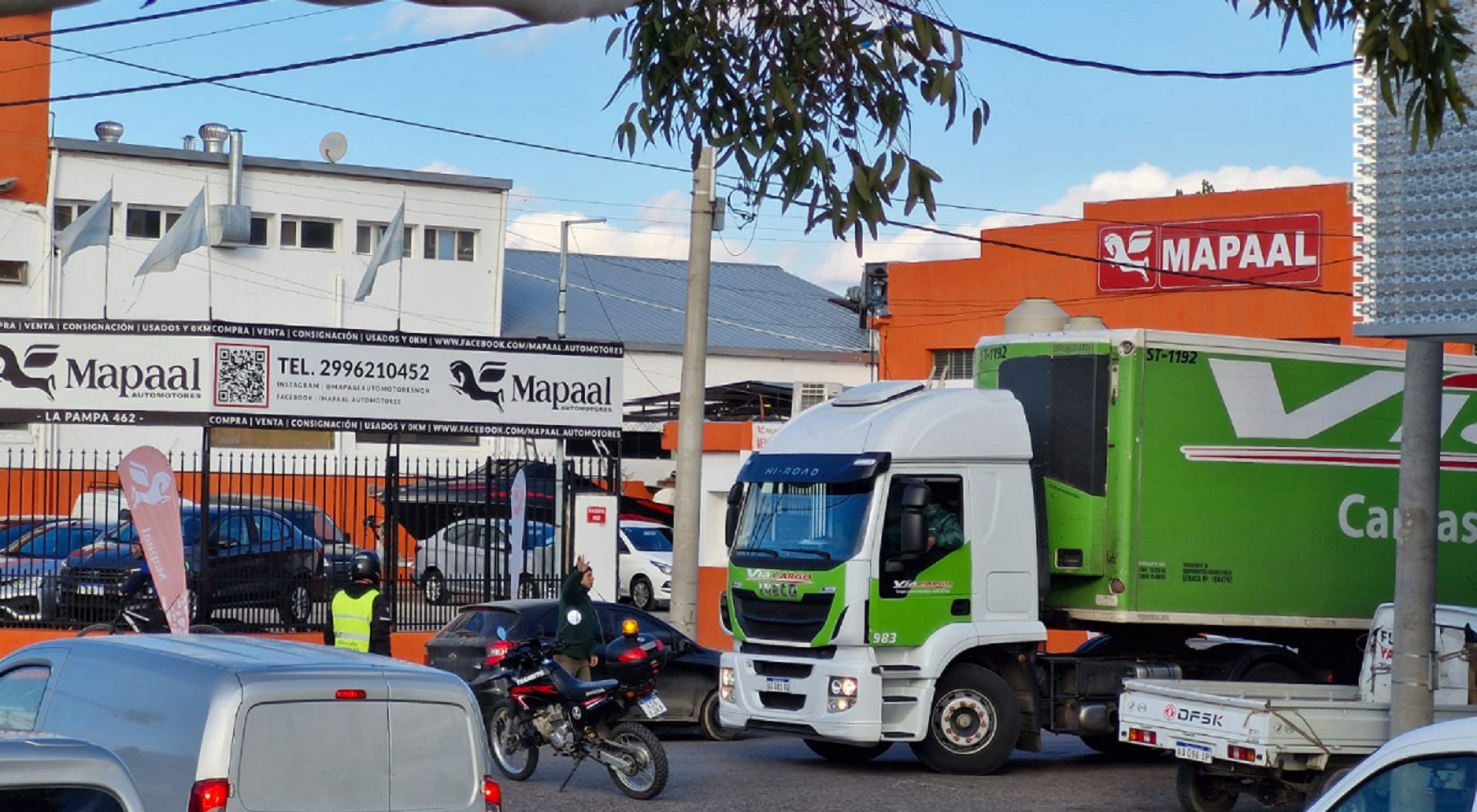 Tránsito municipal cortando calle La Pampa para que el camión de la empresa salga en contramano. Foto: Gentileza