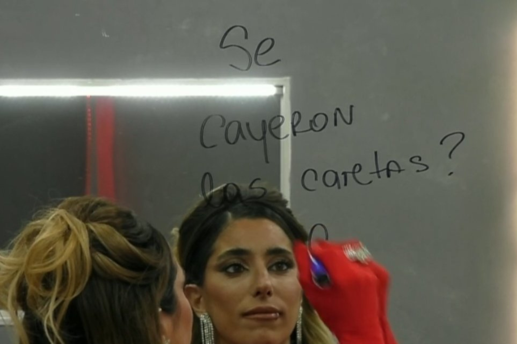 "¿Se cayeron las caretas?Los amo. Cata" dejó escrito la "ex hermanita" en un espejo.