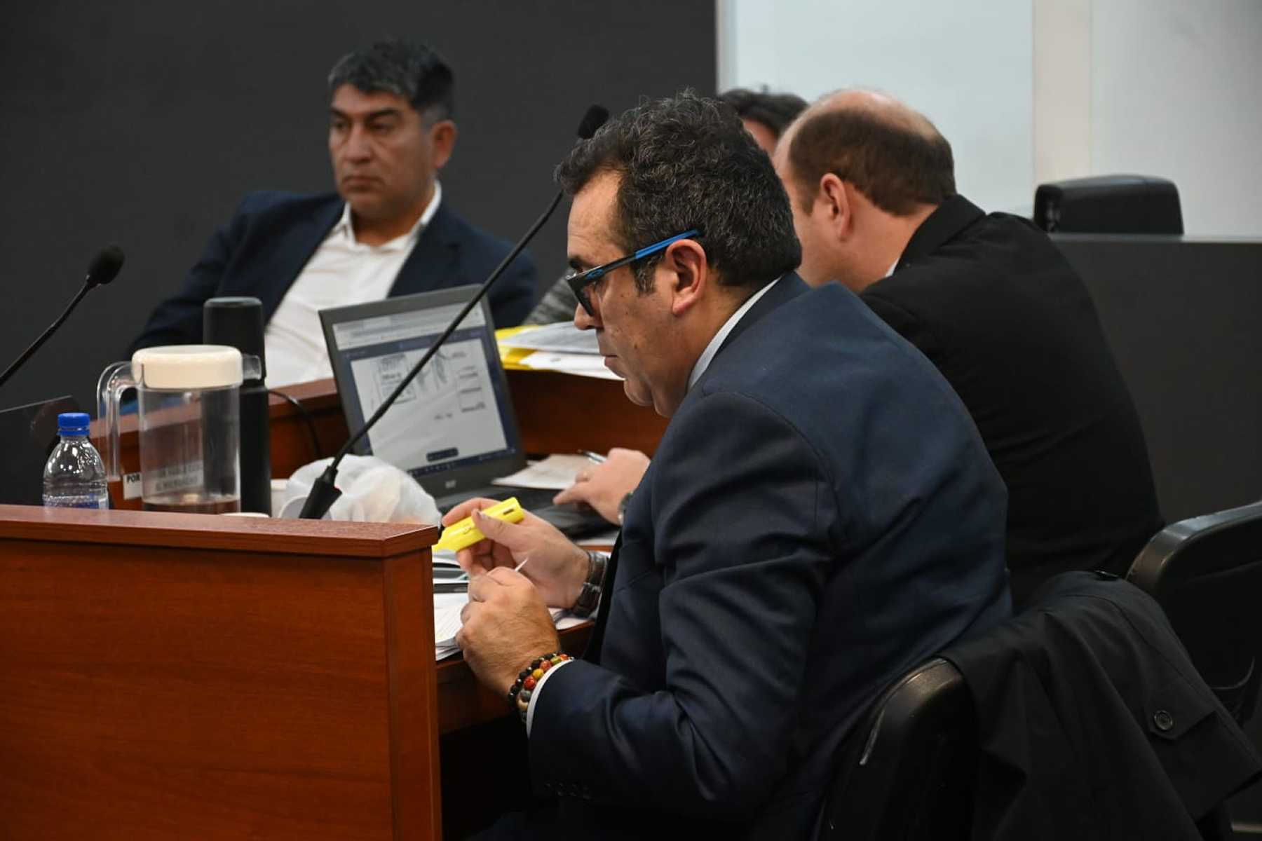 En primera plana el defensor Rodrigo Arenas, de fondo el exintendente de Cinco Saltos Germán Epul (Foto: Florencia Salto)