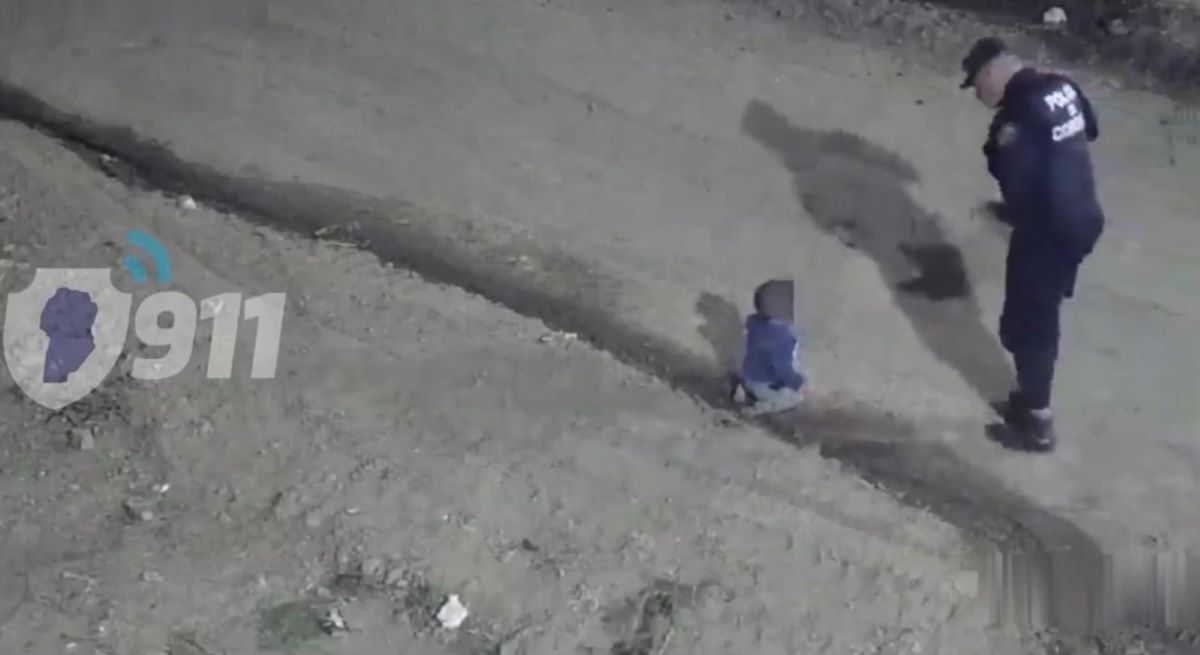 El bebe gateaba solo y en plena noche de Córdoba. Foto: Captura de video. 