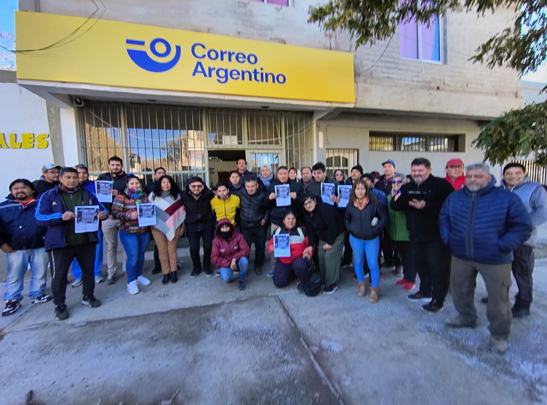 En Añelo, Villa Manzano, y San Patricio del Chañar reclamaron contra el cierre de las sucursales del Correo Argentino. Foto: Gentileza 