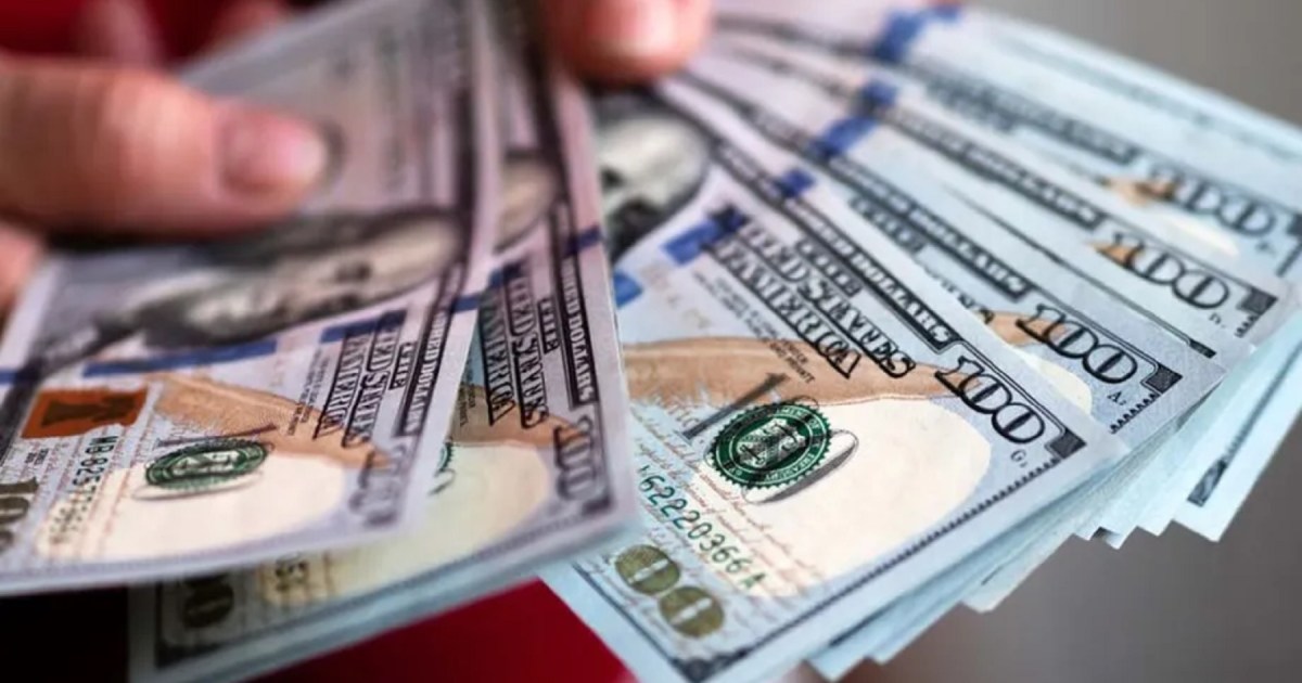 El dólar “blue” alcanzó un nuevo récord y el Gobierno dice que no impactará en los precios thumbnail
