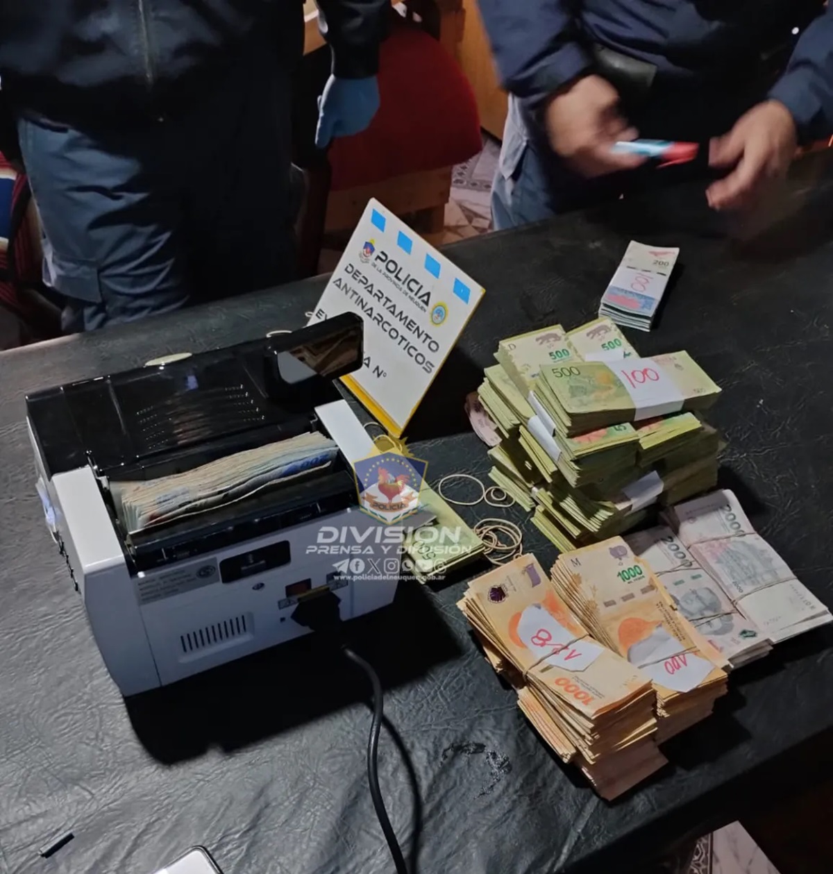 Secuestran medio kilo de cocaína y millonaria suma de dinero en allanamientos en El Chañar