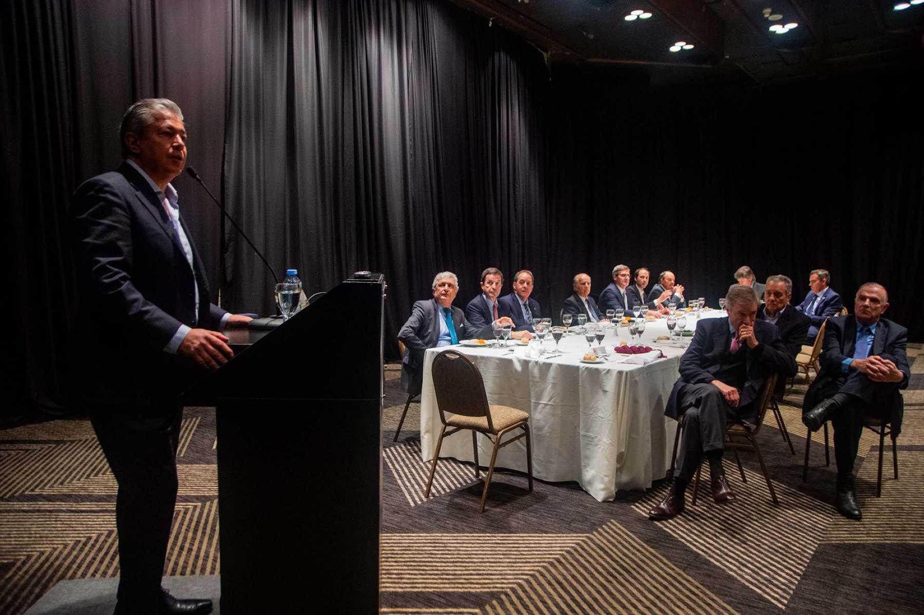 Rolando Figueroa en el almuerzo del Club del Petróleo. Foto: gentileza.