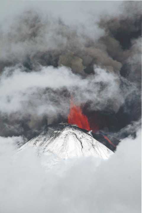 La imagen tiene un atributo ALT vacío; su nombre de archivo es Volcanes-volcan-llaima2009-foto-diego-spatafore.jpg