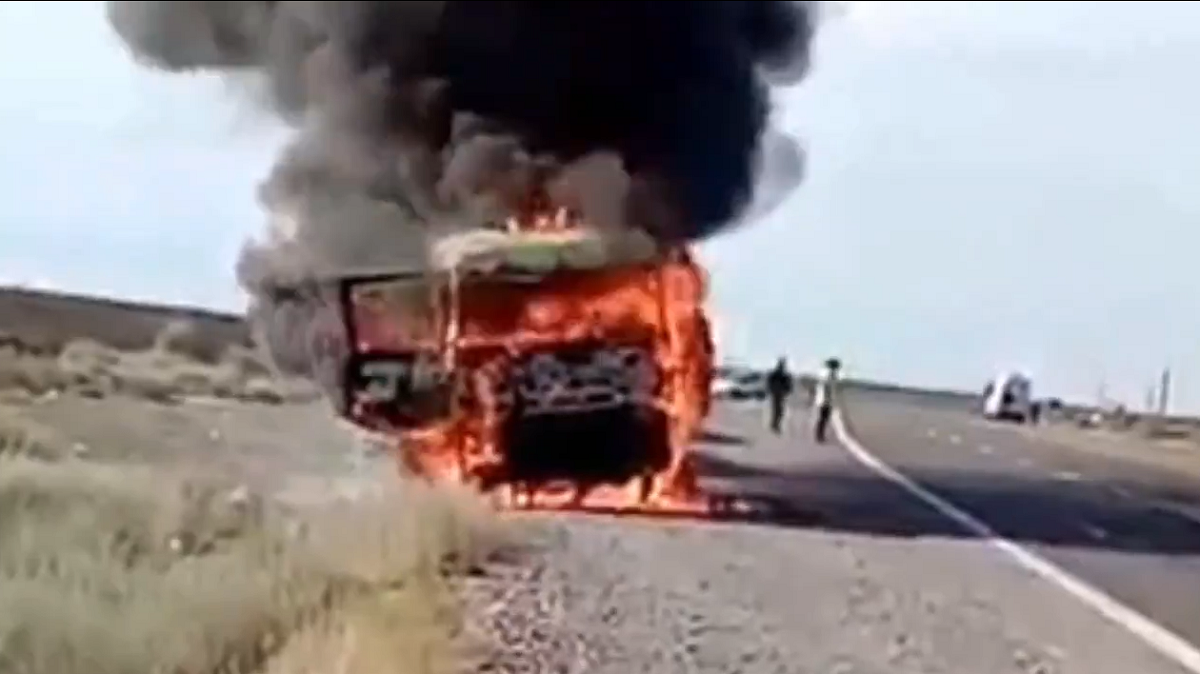 Impactante incendio de un camión en Chichinales. Foto: captura video gentileza Edgardo Pino