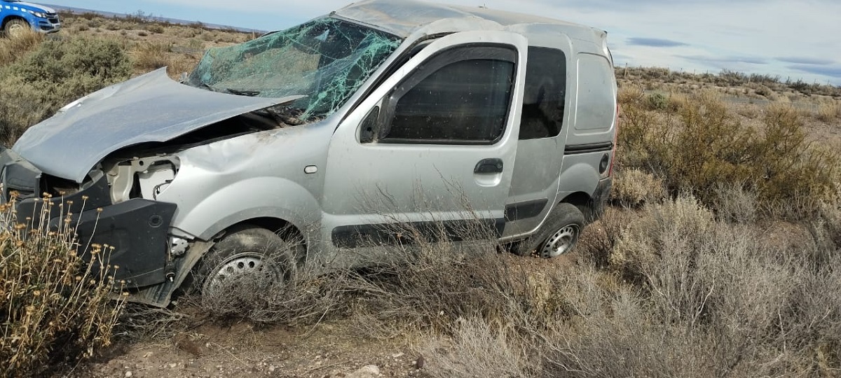 Fuerte vuelco en la Ruta 237 cerca de Picún Leufú 