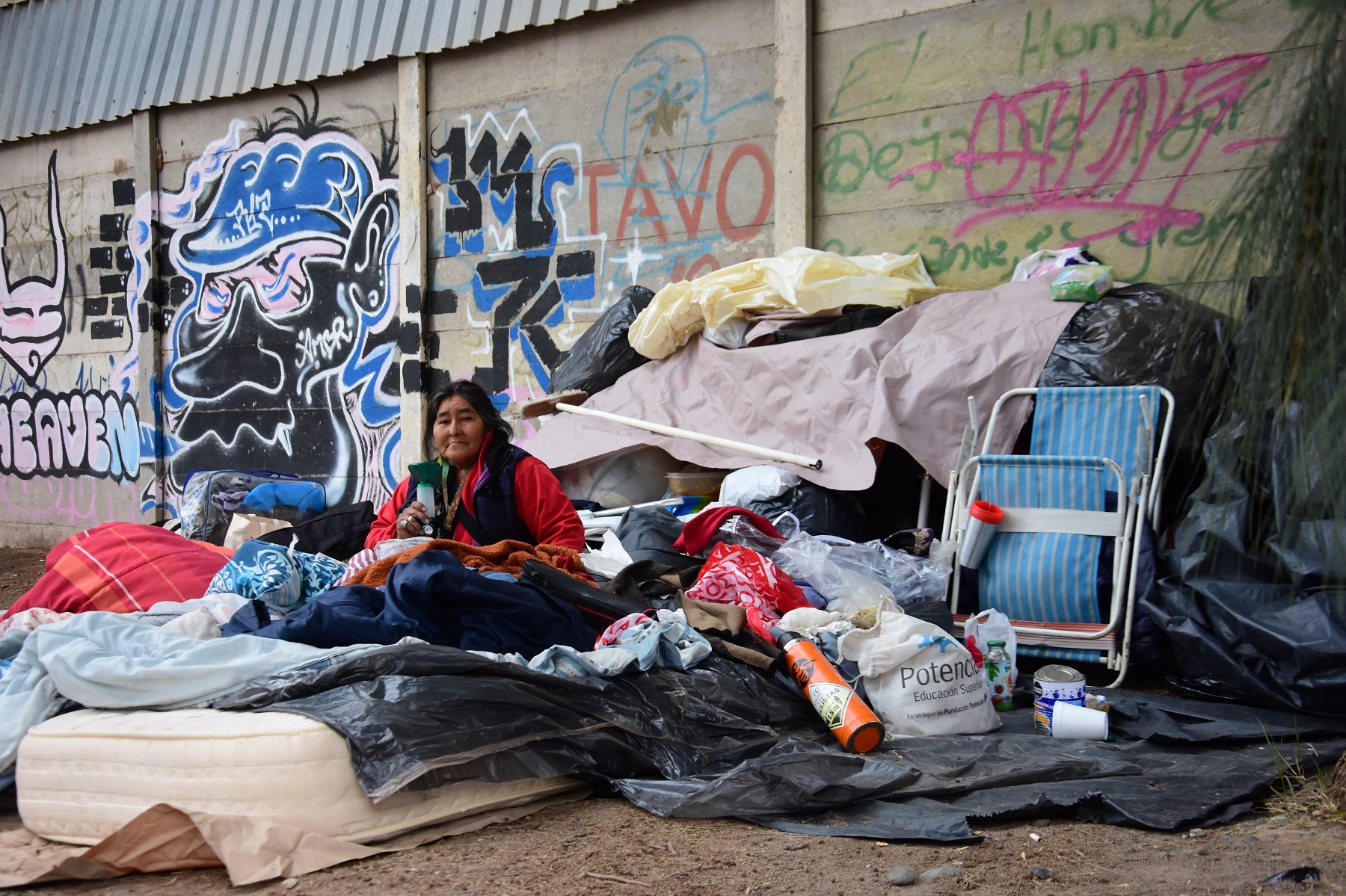 Dormían en el Parque Central de Neuquén y los desalojaron: “Comemos del tacho, lo que la gente tira”. Foto: Cecilia Maletti