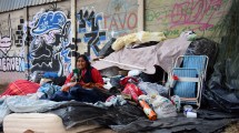 Imagen de «Comemos del tacho, lo que la gente tira»: dormían en el Parque Central de Neuquén y los desalojaron