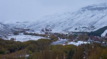 Imagen de Iba por una hermosa ruta de la Patagonia, empezó a nevar y filmó esta maravilla en el norte de Neuquén