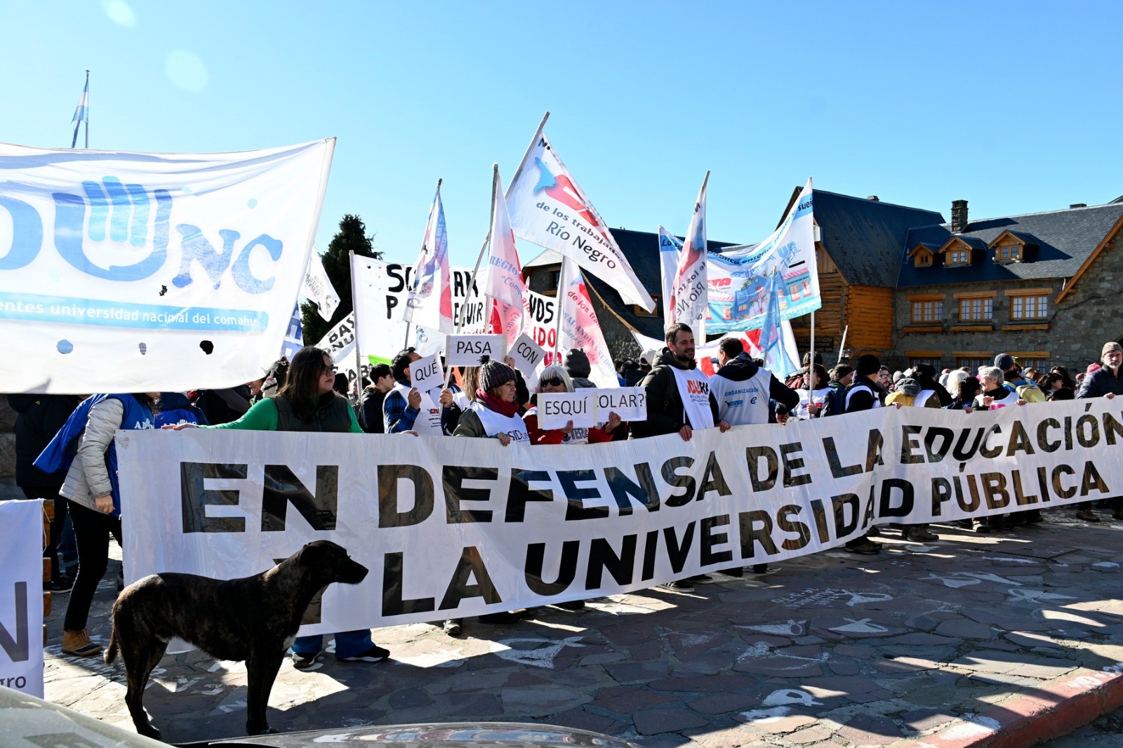 La movilización se inició en el Centro Cívico y marchó hacia la sede barilochense de la UNCo. (Alfredo Leiva)