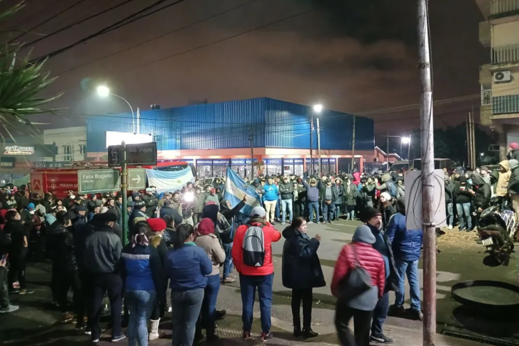 Policías de Misiones celebraron el acuerdo salarial y levantaron el acampe en Posadas. Foto El Territorio/Carlos Cardozo.