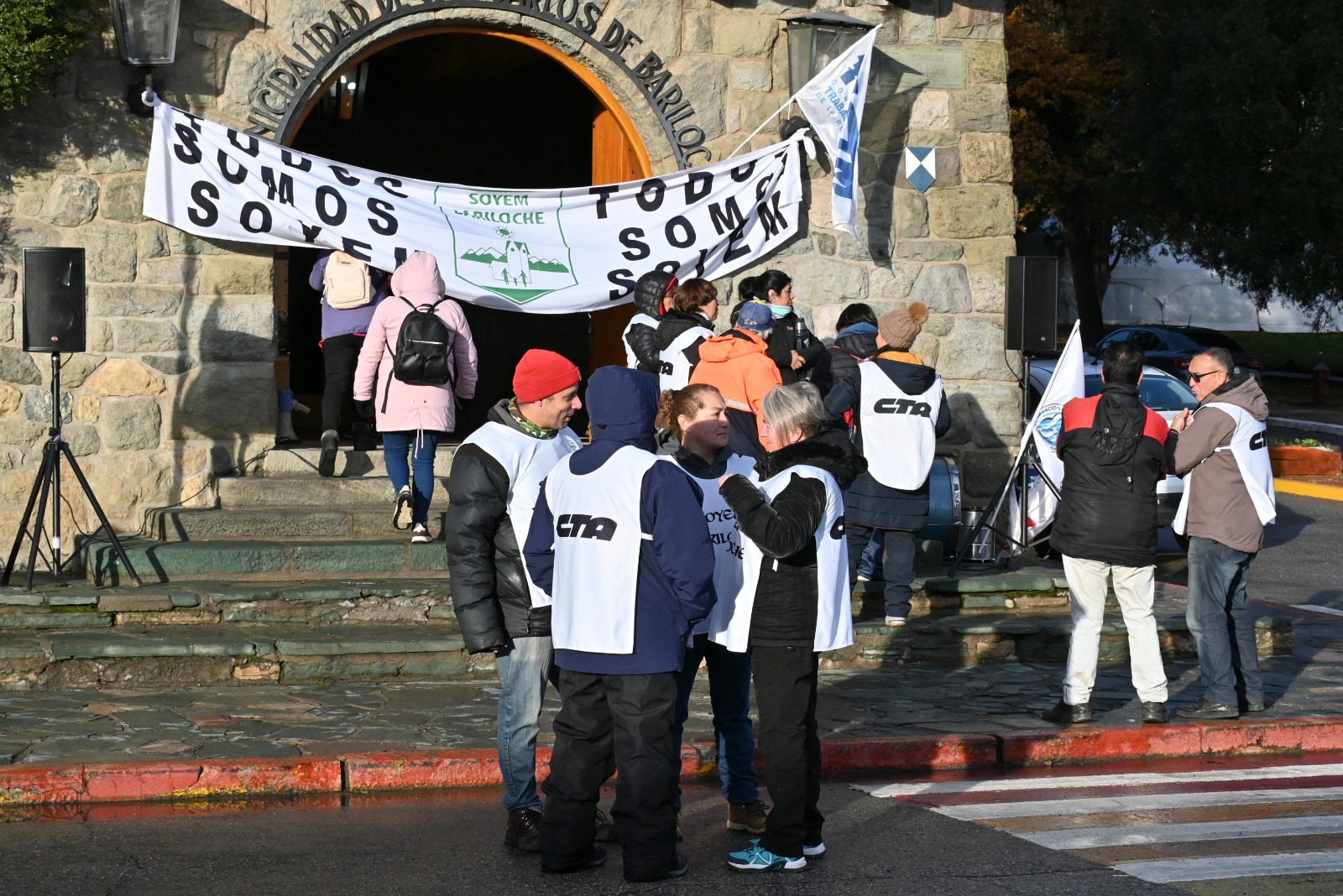 Los trabajadores convocados por el Soyem marcharon hoy desde el el gremio hasta el Centro Cívico, para esperar el resultado de las paritarias. (Alfredo Leiva)