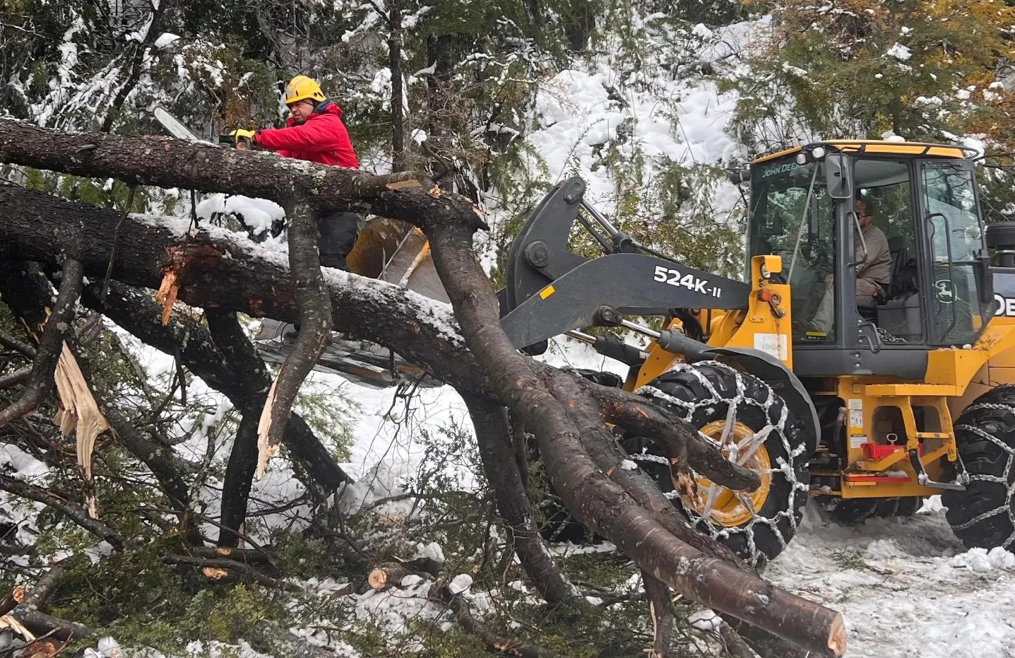 Con maquinaria pesada trabajan en el despeje de los caminos tras las fuertes nevadas. 