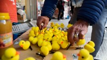 Imagen de Los patitos Kawaii son furor en Roca y Bariloche: la moda adolescente que traspasa fronteras