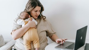 Los retos para la salud mental de las madres: «Hay un bombardeo de información que genera exigencia»