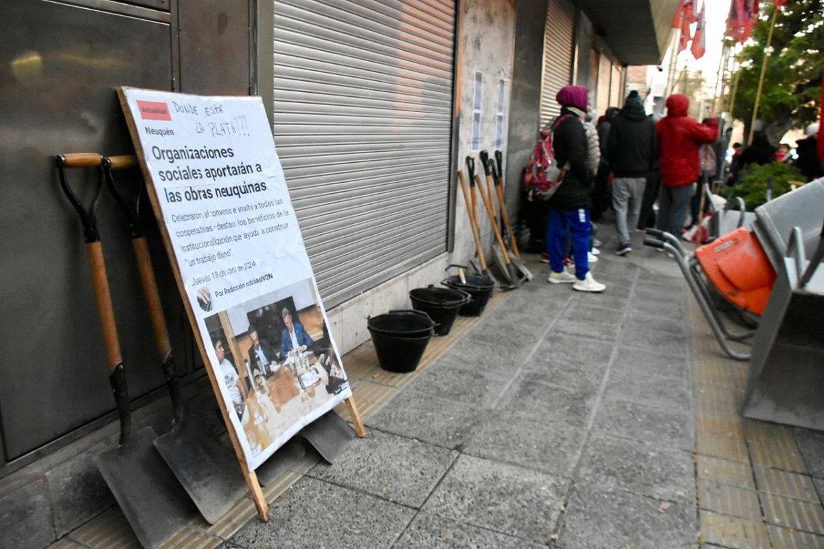 El Gobierno prometió obras públicas para las organizaciones sociales de Neuquén y se levanta el reclamo. Foto: Matías Subat