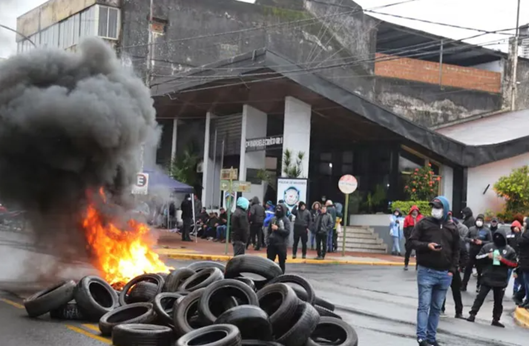 La tensión en Misiones por el reclamo de policías aumentó este domingo y ya cumple ocho días. Foto: Ámbito