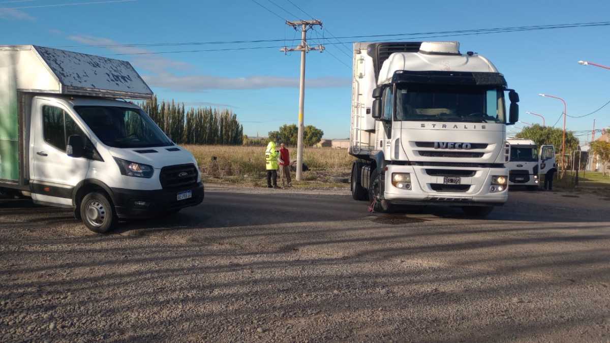 El camión quedó varado sobre Ruta 65. Foto: Juan Thomes.