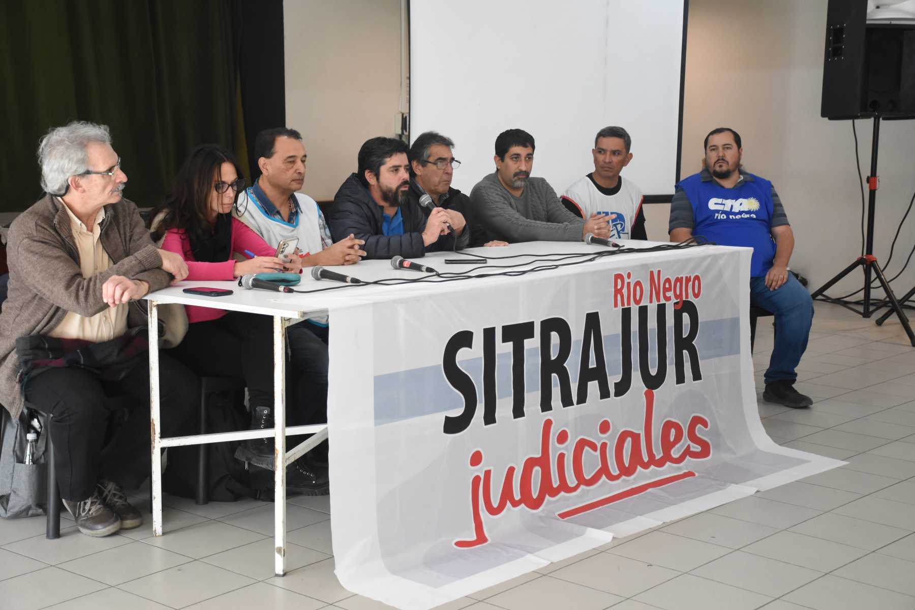 "Cachorro" Godoy, titular nacional de la CTA Autónoma, junto a referentes sindicales y a Emiliano Sanhueza, secretario general de Sitrajur, esta mañana en Roca. (Foto: Alejandro Carnevale)