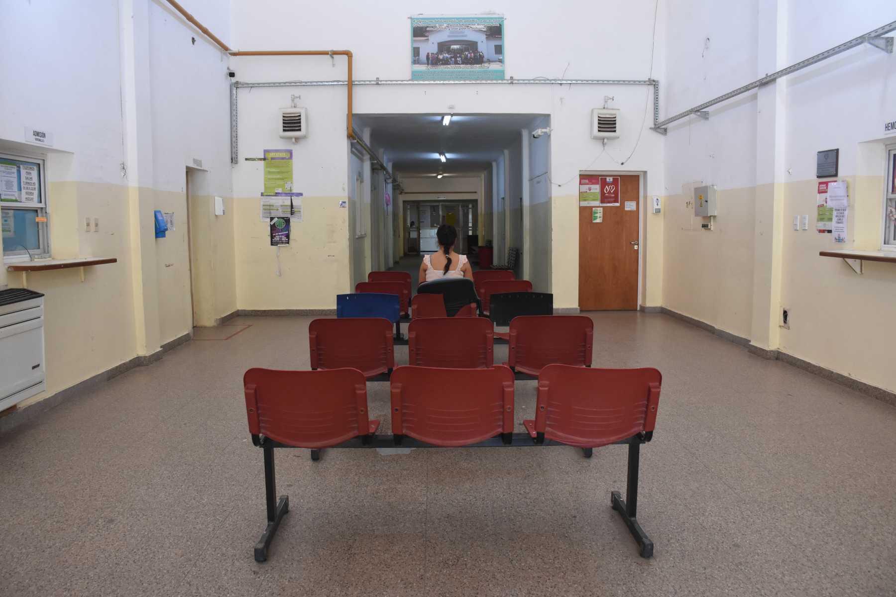 La sala de espera del hospital, donde mujeres esperan una solución. Foto: Alejandro Carnevale. 