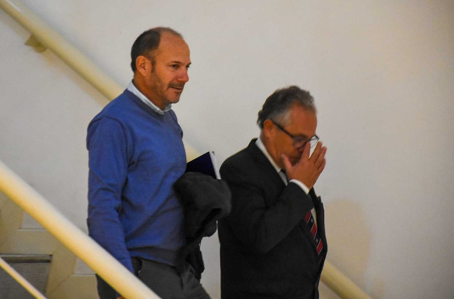 Emiliano Gatti y su abogado Marcelo Hertzriken Velasco al llegar a tribunales en las primeras audiencias del juicio que se le sigue al periodista de Roca. foto: Juan Thomes.