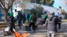 Imagen de Cortaron el tránsito en el centro de Roca: ATE protestó tras un despido en Aguas Rionegrinas