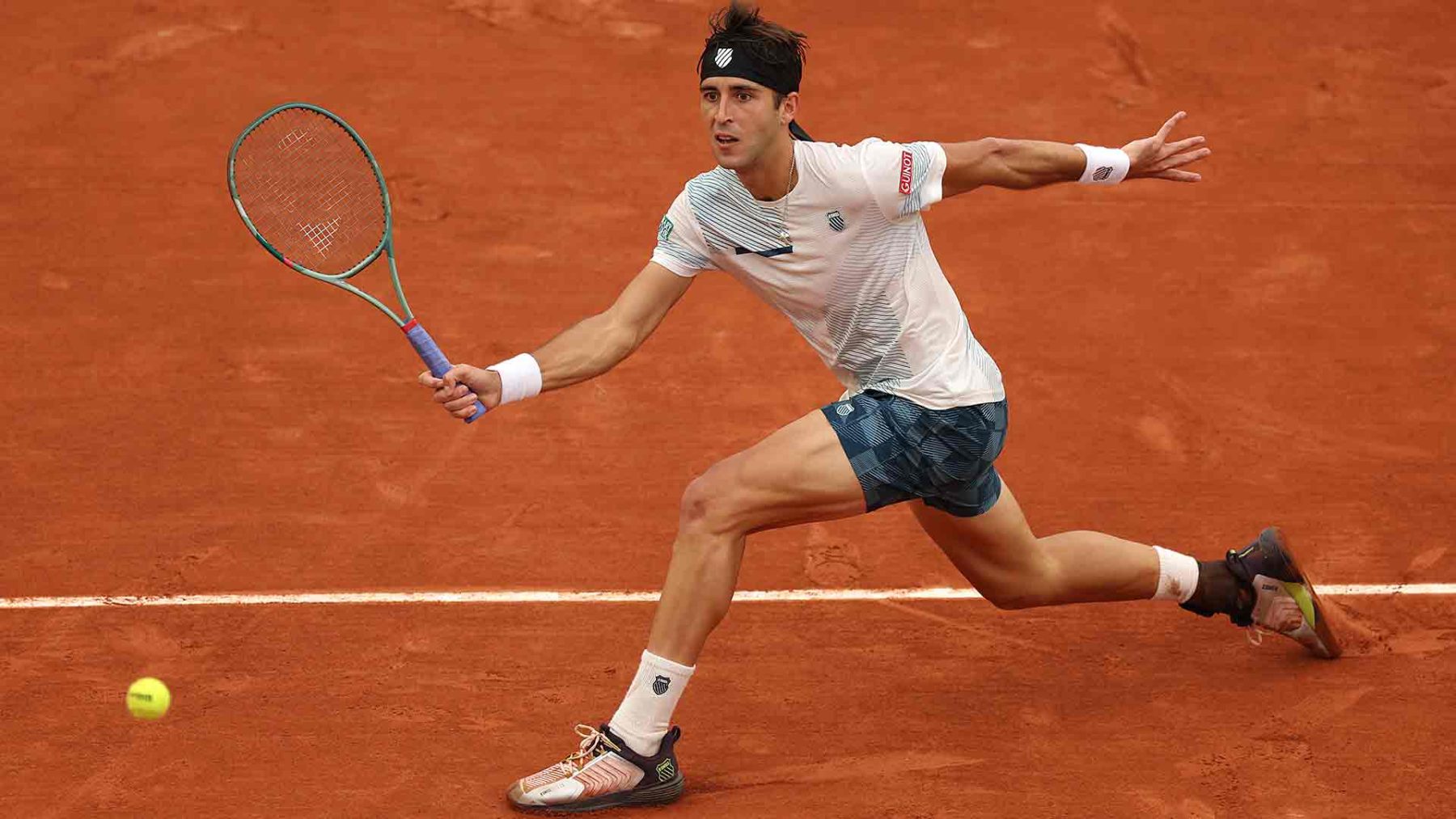 Etcheverry ganó en cuatro sets y avanzó en su debut en Roland Garros.