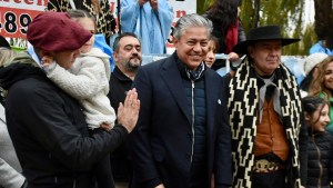 Rolando Figueroa viajó de ver al papa Francisco a Neuquén para el acto del 25 de Mayo, pero no con Gaido