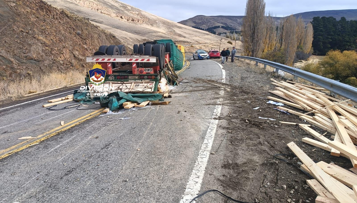 Un camión volcó sobre la Ruta 40, cerca del puente de La Rinconada. Foto: prensa Policía de Neuquén