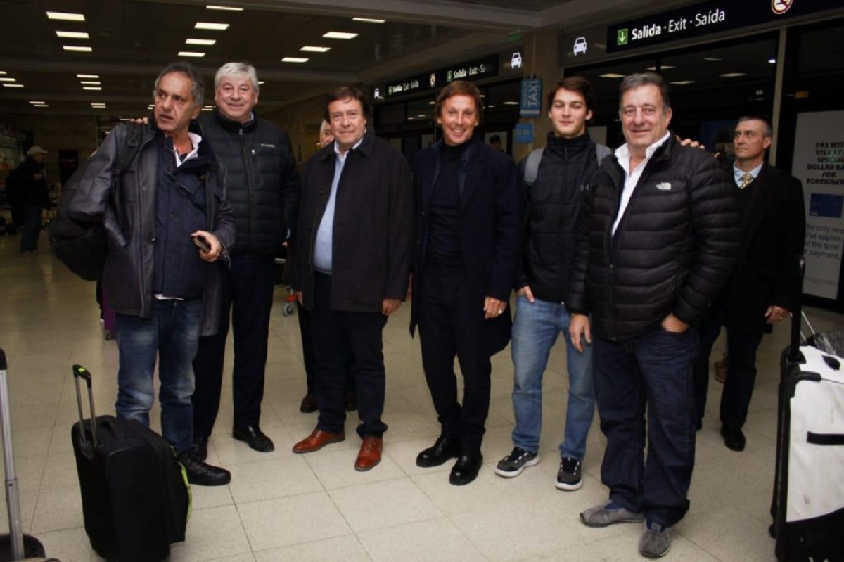 Alejandro Gravier y su hijo Tiziano, rodeados por el gobernador Weretilneck, el intendente Cortés y Daniel Scioli en Bariloche. Foto: Gentileza municipalidad