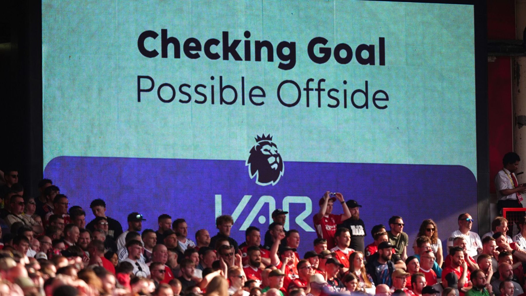 En la Premier League los clubes votarán por mantener o eliminar el VAR.