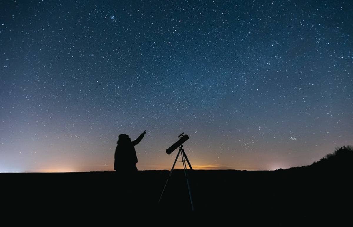 Binoculares o telescopios, para qué sirve cada uno. Foto de Thirdman: https://www.pexels.com/es-es/foto/hombre-persona-silueta-telescopio-8495471/
