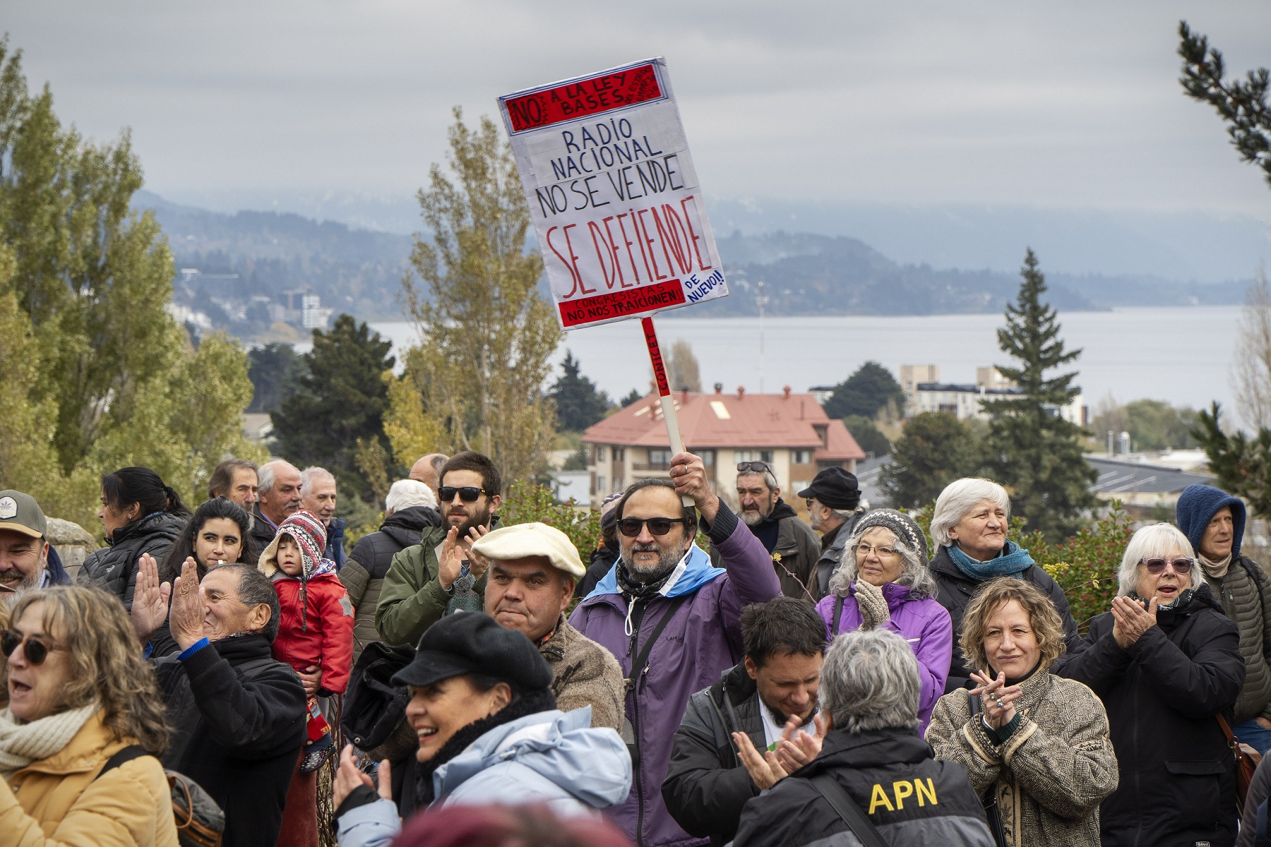 Una multitud acompañó en Bariloche. Foto Marcelo Martinez 