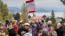 Imagen de Radio Nacional Bariloche: con un sentido abrazo y un baile rechazaron la privatización