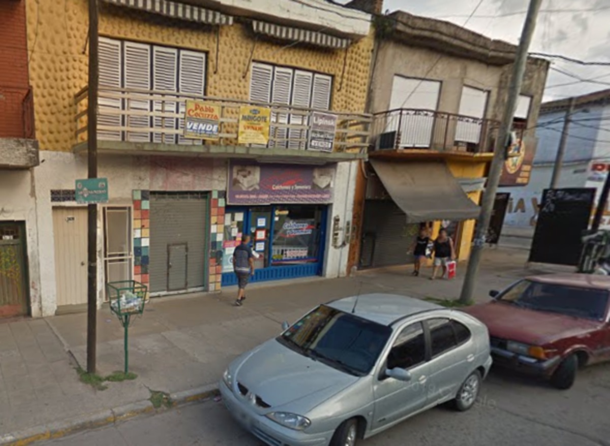 Fachada en 2019 del domicilio legal declarado por Verba B, en Merlo. Está deshabitado hace años. Captura Google Maps.