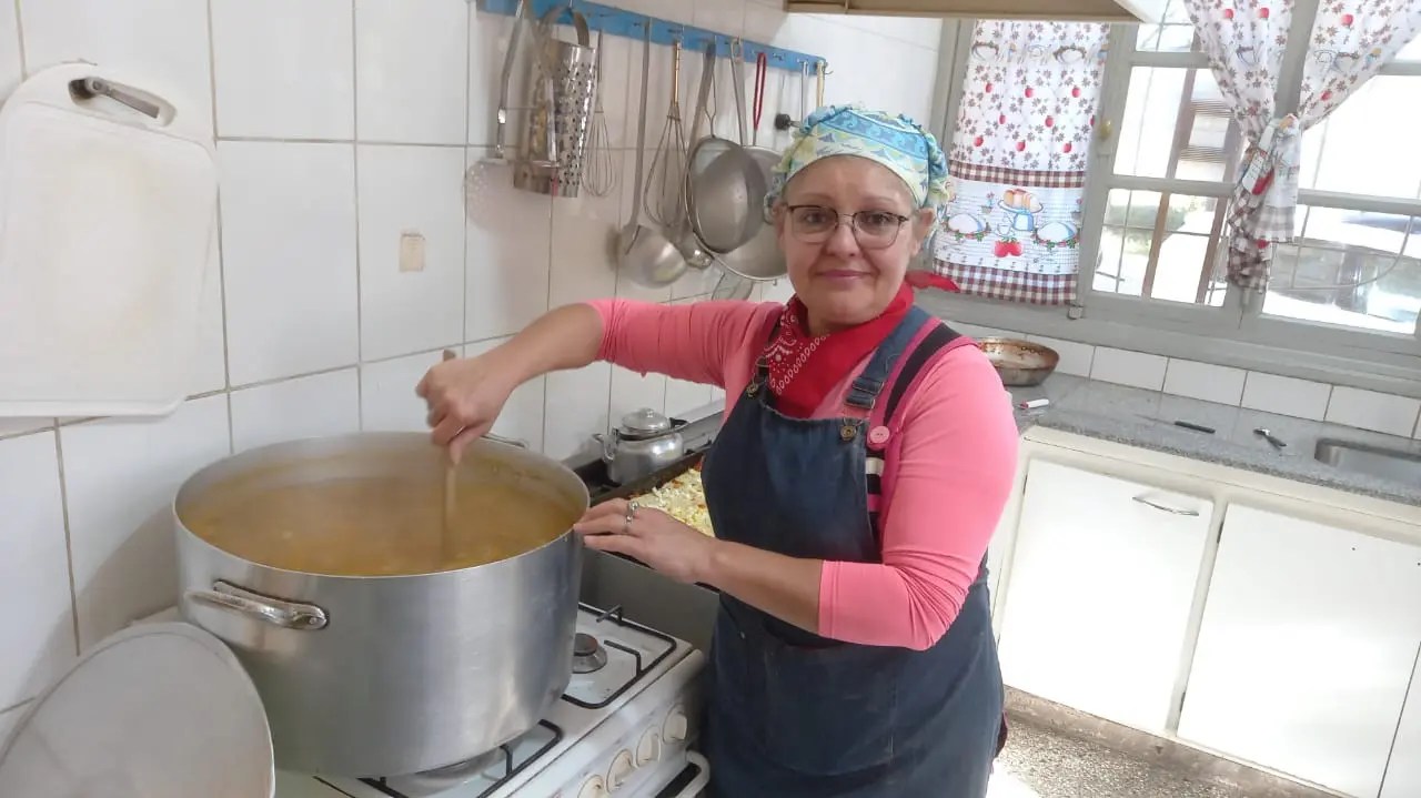 Verónica Mera en acción. Cocina para 82 chicos en la escuela rural n°27.  "Verlos felices me llena el alma" confesó, conmovida.