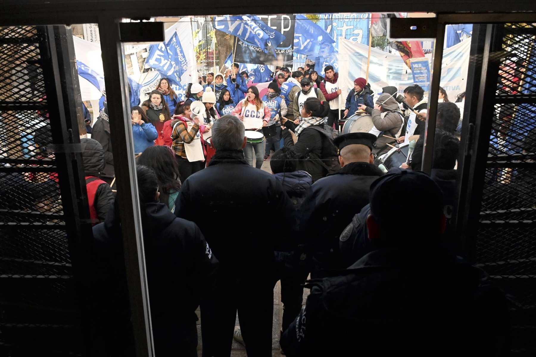 La reunión  se realizó en la secretaría de Trabajo, con manifestantes de las organizaciones sociales y con custodia policial. Foto: Marcelo Ochoa