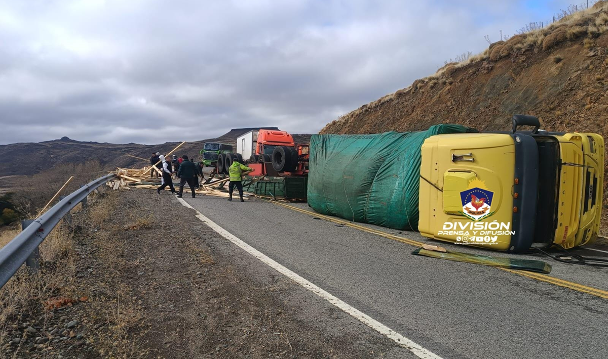 Un camión volcó sobre la Ruta 40, cerca del puente de La Rinconada. Foto: prensa Policía de Neuquén