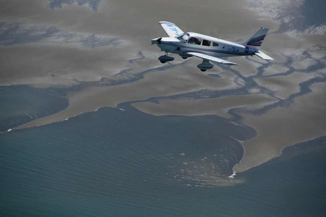 Recorrer Las Grutas desde el aire es una experiencia única