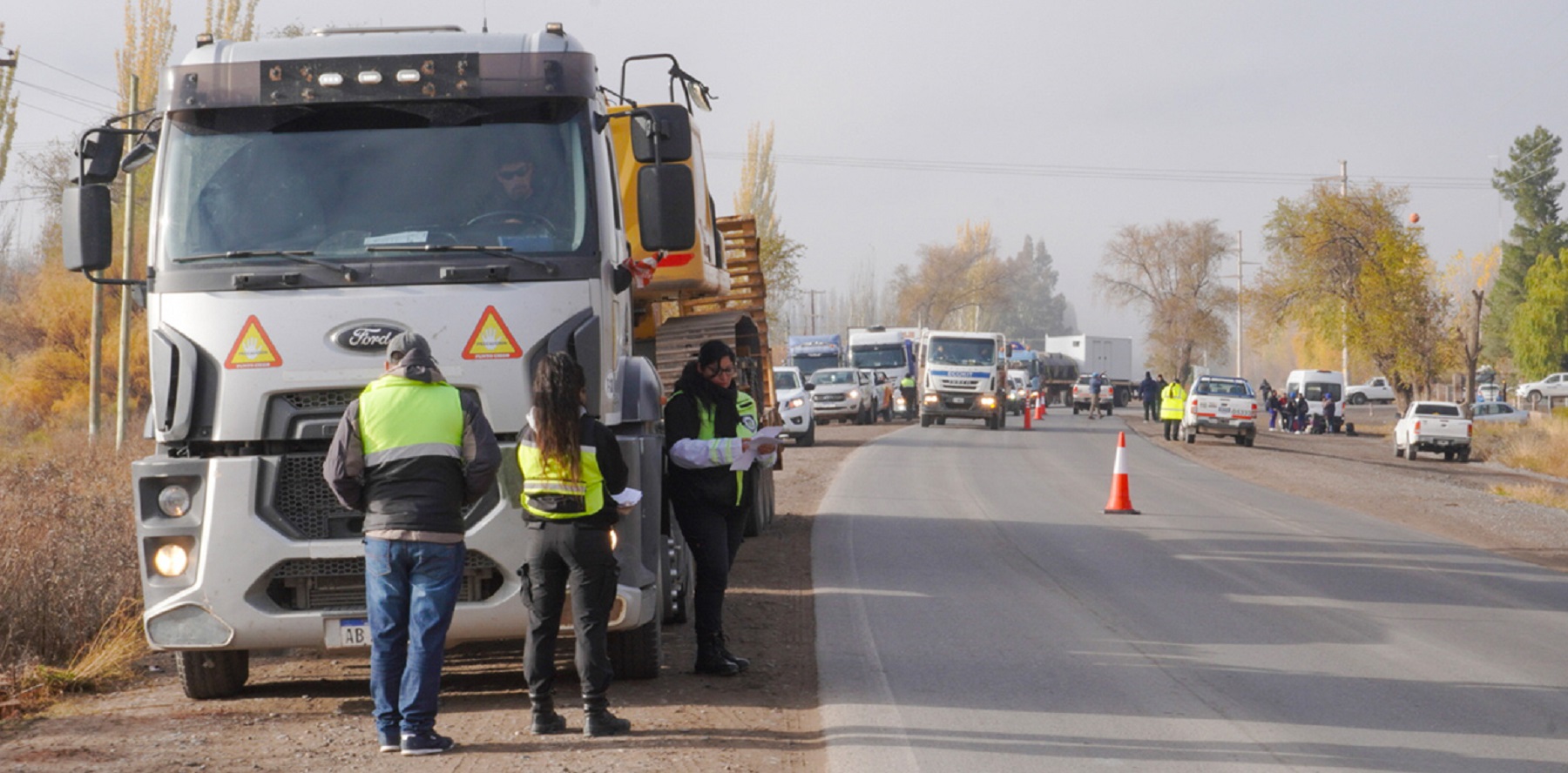 El operativo fiscaliza el cumplimiento de normas de tránsito, seguridad vial, transporte y laborales. Foto: Neuquéninforma