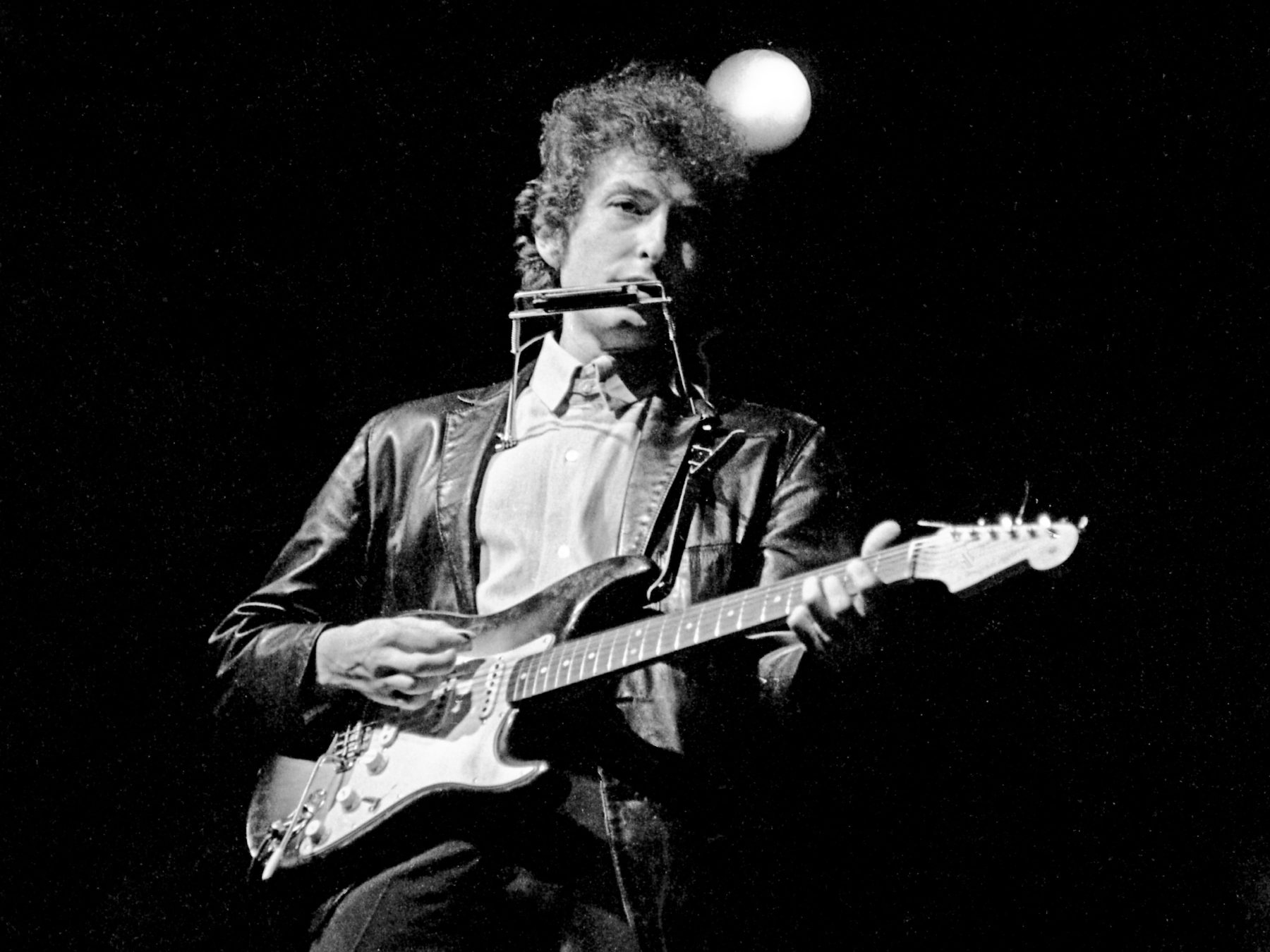 Bob Dylan y la Fender Stratocaster con la que hizo historia en el Newport Folk Festival, a fines de julio de 1965.