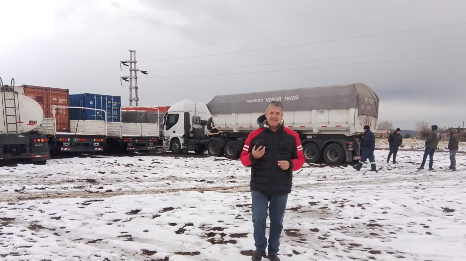 Hay 250 camiones varados en Las Lajas este sábado por el temporal de nieve en Neuquén 