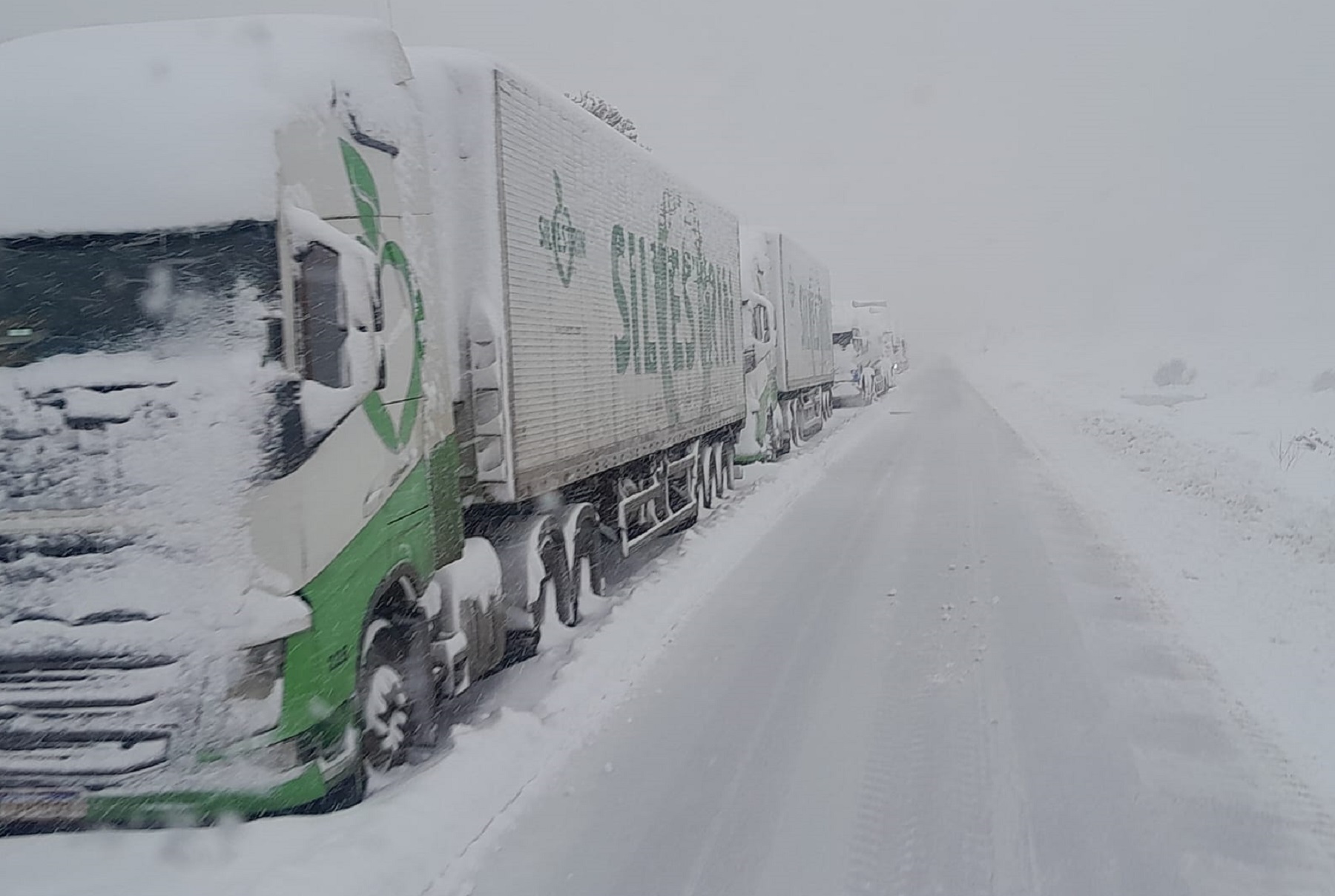 Más de 215 camiones se encuentran varados por las fuertes nevadas en la zona del paso internacional de Pino Hachado.  Foto Gentileza Defensa Civil