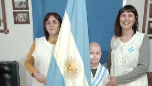 Video | Emocionante: Bautista padece leucemia y prometió la bandera en su casa de Plottier, gracias a sus maestras