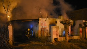 Otro incendio dejó destrucción total en una casa en Roca