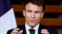 Imagen de Francia: Macron le pide a su primer ministro continuar «por el momento» para «garantizar la estabilidad»