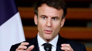 Francia: Macron le pide a su primer ministro continuar «por el momento» para «garantizar la estabilidad»