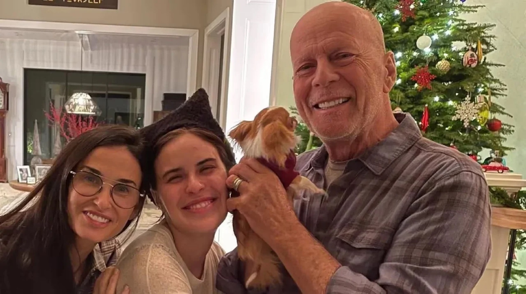 Demi Moore, Bruce Willis, su perita y una de sus hijas
